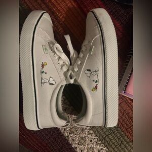 Cariuma Women's Oca Low Peanuts Sneaker, size 7